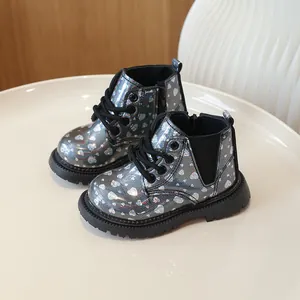 Bottines holographiques argentées à cœurs pour enfants avec zip et semelle antidérapante