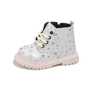 Bottes Martin blanches brillantes pour filles avec motifs de cœurs laser et semelles roses