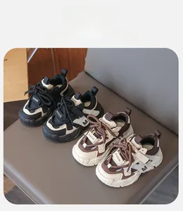 Détail de baskets épaisses imperméables pour enfants avec semelle souple en noir et marron