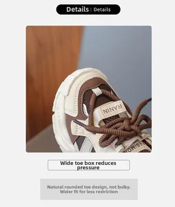 Gros plan sur le bout rond et les matériaux mixtes des baskets rétro pour enfants