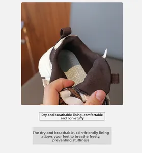 Détail de la doublure en maille respirante des baskets de sport pour enfants