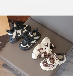 Détail des baskets compensées légères pour enfants avec semelles souples et velcro