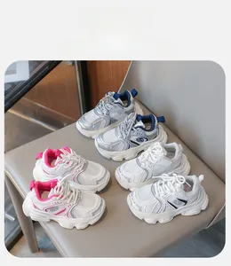 Dettaglio scarpe sportive traspiranti per bambini in mesh, varianti blu, rosa e bianco