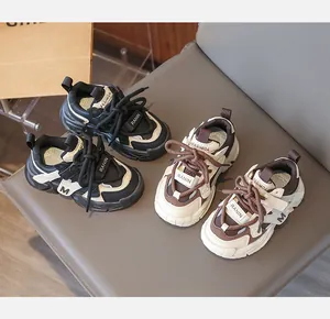 Détail de baskets imperméables pour enfants avec patchwork en cuir et semelle souple