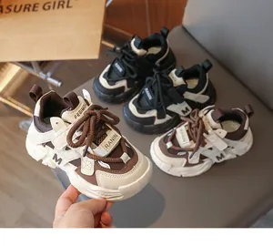 Détails de baskets à semelle épaisse pour enfants en patchwork de cuir brun et noir