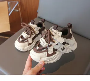 Détail des baskets imperméables marron et beige pour enfants avec semelle souple