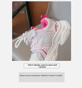 Dettaglio di scarpe da ginnastica rosa e bianche con velcro per una facile calzata