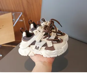 Détails des baskets imperméables pour enfants avec fermeture velcro et design logo M
