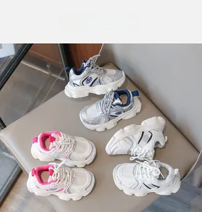 Vista dettagliata di sneakers leggere e traspiranti in mesh da bambina in tre colori