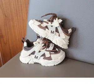 Vue détaillée des baskets chunky enfant avec textures mesh cuir et logo M latéral
