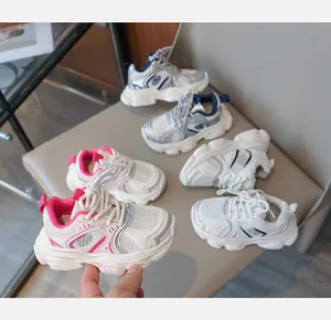 Dettaglio di sneaker per bambini con suola spessa in mesh traspirante e suola MD antiscivolo