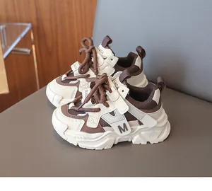 Détail des baskets pour enfants montrant la semelle épaisse et la fermeture velcro