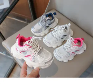 Dettaglio della maglia traspirante e suola in gomma morbida delle sneakers bambino