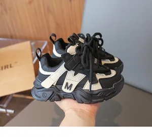 Détails de baskets enfants en cuir imperméable avec logo M et fermeture velcro