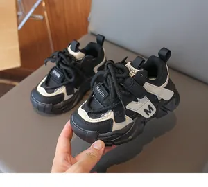 Détail des chaussures de sport pour enfants avec tissu mesh et semelles en caoutchouc
