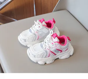 Dettaglio macro della maglia traspirante e suola bianca su sneaker da bambina