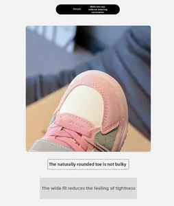 Detailopname van de roze en beige patchwork neus op comfortabele kindersneakers