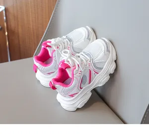 Dettaglio del tessuto a rete traspirante e dei colori rosa e bianco delle scarpe da bambino