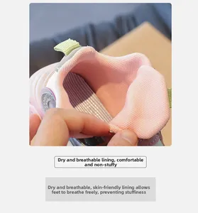 Macro-opname van ademende roze mesh voering en zachte binnenzool voor sportieve kinderschoen