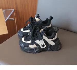 Vue détaillée de la basket épaisse pour enfant avec tige en cuir imperméable et mesh