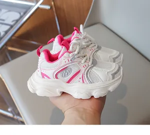 Dettaglio di sneakers bimbi rosa e bianche con rete traspirante e suole spesse