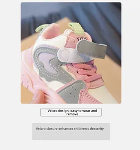 Detail van roze en witte kindersneaker met verstelbare klittenbandsluiting systeem