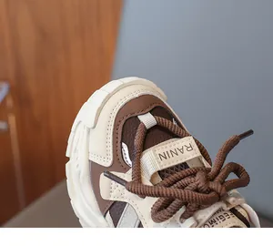 Gros plan de baskets imperméables pour enfants avec cuir marron et texture mesh