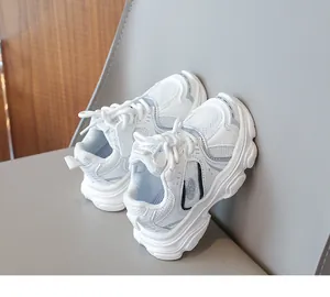 Dettaglio di sneakers bianche da bambina con mesh traspirante e suola antiscivolo