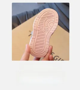 Detailopname van de roze antislipzool voor kinderschoenen in de schoenmaat 23