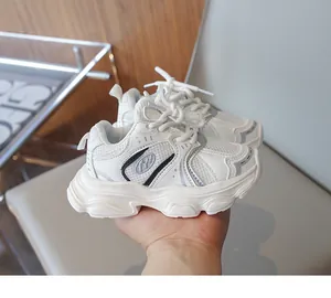 Dettaglio scarpa sportiva bianca per bambini con tomaia in mesh e suola spessa antiscivolo