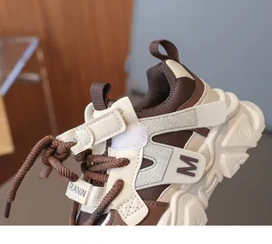 Détails de baskets imperméables pour enfants avec cuir grainé et semelles amortissantes
