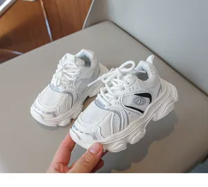 Dettaglio di scarpe da ginnastica bianche per bambini con mesh traspirante e suole