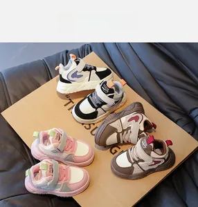Detailopname van waterdichte kindersneakers met klittenbandsluiting en dikke zolen