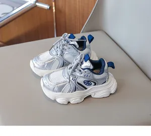 Dettaglio di sneakers in mesh per bambini con suole morbide e tessuto traspirante