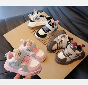 Gedetailleerd overzicht van meerdere kleurvarianten voor sportsneakers voor kinderen