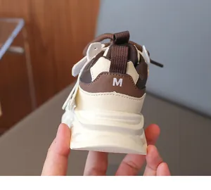 Détail du talon marron et de la semelle antidérapante épaisse de ces baskets pour enfants