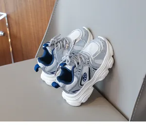 Dettaglio di sneaker argento per bambini con logo M e suola bianca spessa antiscivolo
