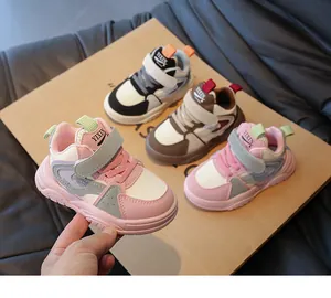 Detail van hoge kindersneakers met antislipzolen en handige klittenbandsluiting voor kids