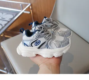 Dettaglio delle sneakers per bambini con mesh metallico argento e tessuto traspirante
