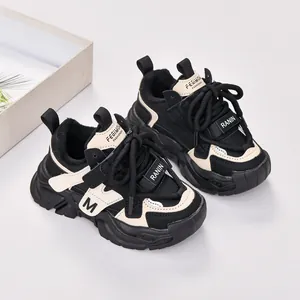 Détail de baskets imperméables pour enfants avec semelle antidérapante et logo M