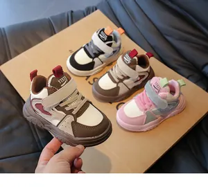 Gedetailleerd overzicht van vier kleurvarianten waterdichte kindersneakers met klittenband