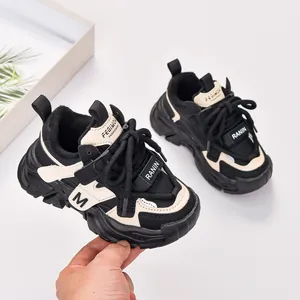 Vue détaillée des baskets hiver pour enfants avec doublure chaude et matière imperméable
