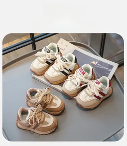 Nahaufnahme von Retro-Kinderschuhen mit rutschfester Gummisohle und weichem Stoffmaterial