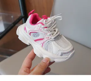 Dettaglio delle scarpe da ginnastica per bambini con suole in gomma antiscivolo
