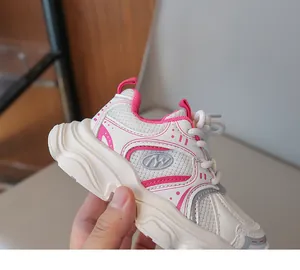 Dettaglio di scarpe da ginnastica per bambini con suola ondulata e mesh traspirante