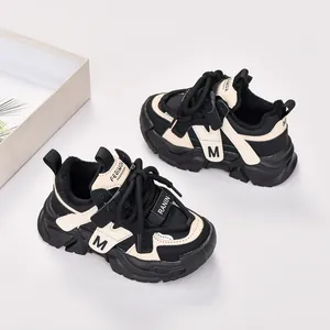 Vue détaillée de dessus de baskets chunky légères pour enfants avec semelles robustes