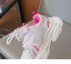 Vista dettagliata delle scarpe da corsa per bambini in mesh bianco con accenti rosa e suole