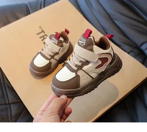 Detail van kindersneakers met klittenbandsluiting en kleurvlakken van kunstleer
