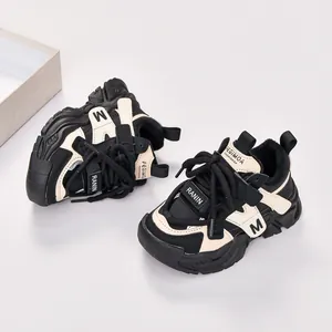 Détail de baskets imperméables pour enfants avec doublure chaude et semelle épaisse