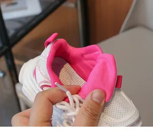 Dettaglio del colletto imbottito e della fodera rosa sulle sneakers bianche da bambina